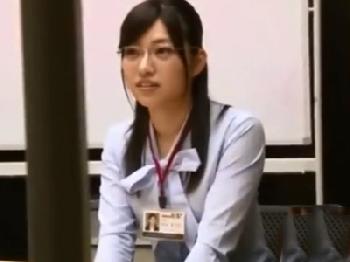 すました顔しためがねOLを巨大ペニスイラマチオで精液漬けに！素人お姉さん顔射フェラのエロ動画