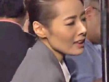 電車内でクズ痴漢にレイプまでされてしまうOLさん素人お姉さんのエロ動画