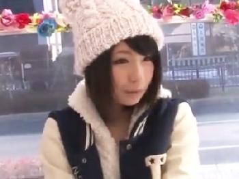 媚薬入り美容ドリンクを飲んでビクンビクン大人しい素人娘が顔を歪めて痙攣アクメ美少女顔射ナンパのエロ動画