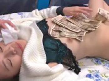 前田敦子に口元が似ている素人女のタイトデニムを脱がして攻め上げお姉さんのエロ動画