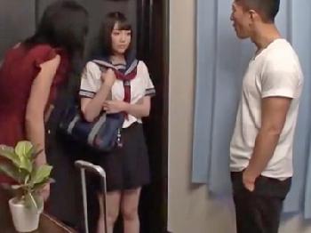 ノーブラTバックで家をうろつく嫁の連れ子に理性崩壊するパパ巨乳女子校生美少女近親相姦鈴木心春のエロ動画
