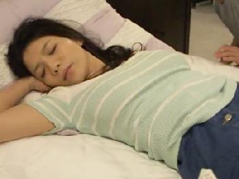 美麗で巨乳な彼女のお姉さんを夜這い→抵抗されるも最後は互いに絶頂オーガズムレイプのエロ動画