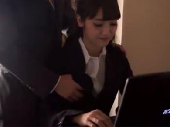 仕事中のきれいなお姉さんオフィスレディが上司に誘われて→昼間から濃密ぶっかけパコOLみづなれいのエロ動画