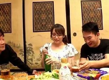 『ぁああ゛逝っちゃうーー♡』友人の結婚祝いだったはずだったのに酒が入って大量潮吹きで寝取られる新妻巨乳痴女人妻レイプ乱交のエ...