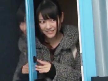 おとなしそうにみえてマジックミラー号で自ら腰振る素人娘巨乳美少女のエロ動画
