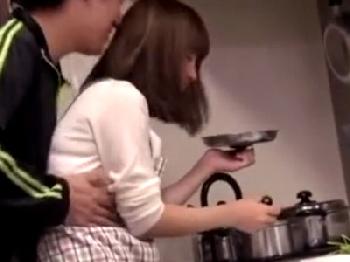 『え！？ちょ…私ですか！？』アダルトビデオ会社に通う若い家政婦さんに出演交渉→そのまま衣装に着替えさせ出演顔面射精素人美少女...