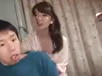彼女と電話していることに腹を立てた我が子を溺愛しすぎな母が中出し命令!巨乳人妻近親相姦のエロ動画