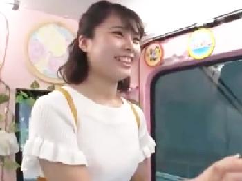 『擦るだけですよね?』素股から勢いで挿入されてイかされちゃう女子大生素人美少女ナンパのエロ動画