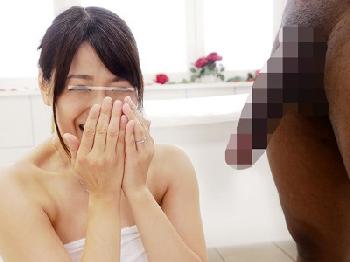 巨大チンポすぎて断られた黒人のために素人美人がご奉仕！中出しまで体験させてあげる！美少女お姉さん痴女フェラのエロ動画