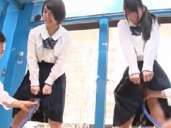 『え…どうしよう…』学校帰りの女子校生を騙してマジックミラー号でぶっかけ乱交素人美少女ナンパのエロ動画