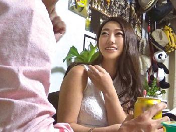 隠し撮りされているとも知らずイケメンに口説かれ気をよくした奥さんの不貞交尾巨乳素人人妻のエロ動画