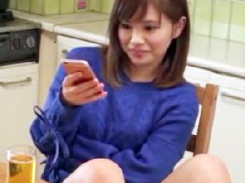 チェリーボーイをバカにしてパンチラで挑発してくる姉貴にブチギレ！逆襲ピストンで近親中出しお姉さんパイパン近親相姦のエロ動画