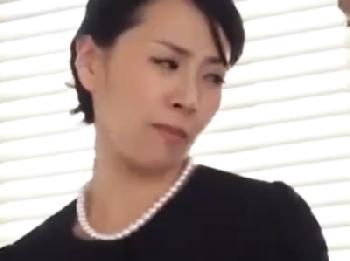 「くっさ!」顔面射精されて悪態つくも抜いてくれるツンデレ幼顔娘美少女水着フェラのエロ動画