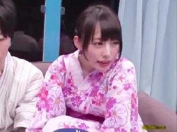 夏祭り帰りの浴衣美形お姉さんがマジックミラー号の外に彼氏待たせてチェリーボーイ筆おろし素人美少女童貞のエロ動画