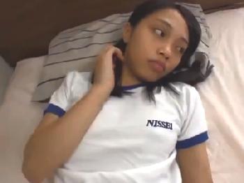 貧乳なハーフ素人が子宮奥を激しくパコ突かれ完全にノックアウトロリ顔射のエロ動画