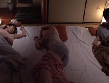 いつも美麗な嫁母…都会で一緒に暮らすことになり川の字の近親SEX相姦に！痴女人妻熟女近親相姦のエロ動画