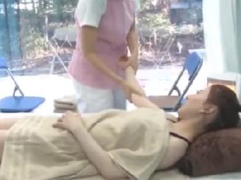 マッサージと称して素人マンコにたっぷり中出し→結果Wお姉さんのエロ動画
