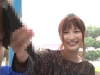 素人娘がマジックミラー号で巨大チンポを挿入され口を抑えながら身悶えまくりW美少女お姉さんのエロ動画