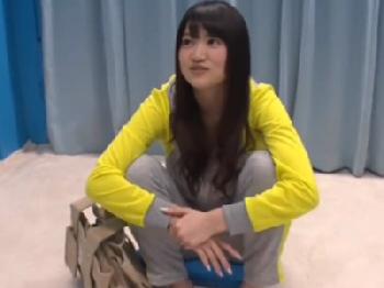 陸上部女子大生をまんまと騙して生チン挿入パコ成功W素人美少女マッサージのエロ動画