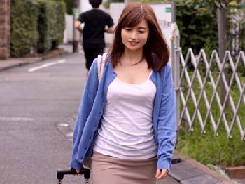 初恋相手である母の美人な後輩に10年ぶりに再会→若肉棒で欲求を晴らす奥様巨乳お姉さん人妻新山沙弥のエロ動画