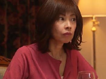 昔から好きだったかあちゃんの友人に久々の再会→美貌に耐えきれず夜這いを仕掛けセックス人妻熟女のエロ動画