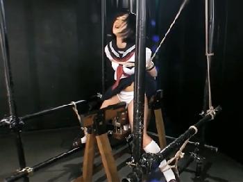 制服女子校生が拉致られて電マ付き三角木馬拷問でイキまくる素人のエロ動画