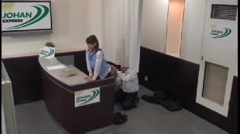 時間を持て余している受付のお姉さんと立ちバックでパコるのエロ動画