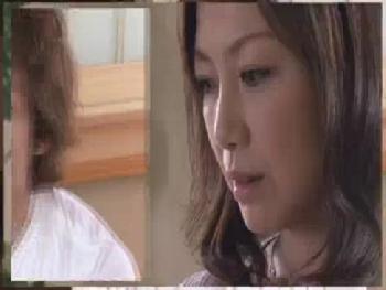 熟女妻が若い男の男根に欲情してしまい肉棒を受け入れる巨乳人妻顔射のエロ動画