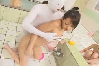 女湯に透明人間出現→素人狙って強姦開始!巨乳お姉さんぶっかけレイプのエロ動画
