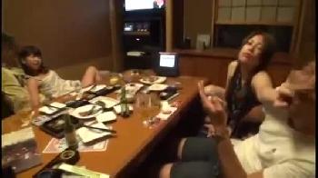 素人主婦2人組をナンパ→飲みに行ってホテルへ連れ出し不貞中出し4P巨乳お姉さん人妻パイズリ乱交のエロ動画