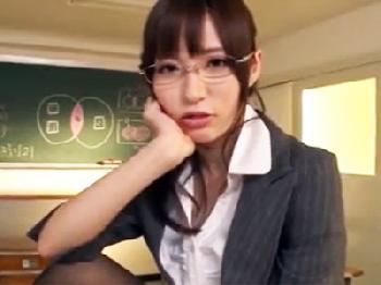 「ワレメじっくり見て‥？」自ら指で拡げて誘惑してくる痴女性教師と濃密ファック女教師コスプレめがね顔射のエロ動画