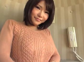 ド淫乱なS級巨大乳房を持つお姉さんを口説き落としてガチハメ巨乳顔射のエロ動画