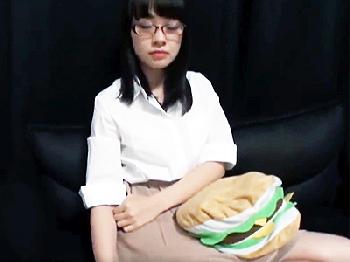 化粧っ気ない色白めがね娘が予想外のチンポコ狂いで激喘ぎW素人美少女痴女顔射ハメ撮りのエロ動画