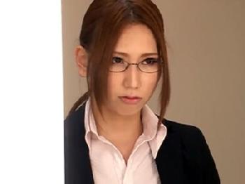 肉感肉体OLがむち肉晒して働く男達に癒しの欲望処理ご奉仕交尾巨乳痴女パンストめがね手コキのエロ動画