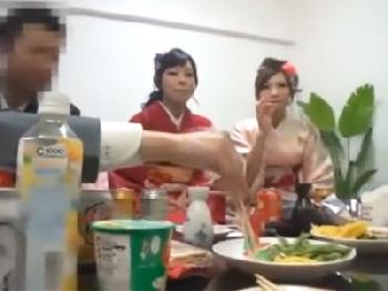 和装姿の美形お姉さんが家飲みで泥酔→そのまま乱交パコ展開コスプレのエロ動画