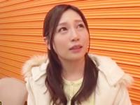 佐々木あきがナンパ待ちして声をかけてきた素人男をマジックミラー号に連れ込む巨乳熟女のエロ動画