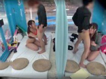 同じ大学の学生男女たちをカーテン越しに分けたらファックしてしまうのか！巨乳素人美少女お姉さんのエロ動画