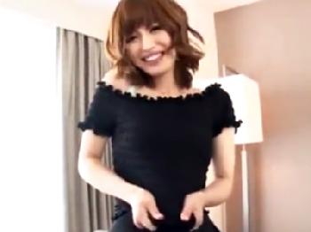 ド淫乱のマダムが欲求不満を募らせ初めてのハメ撮り体験で本気イキW巨乳人妻顔射のエロ動画