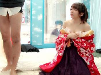 卒業式直後の袴女子が男友人とマジックミラー号でフレンド性交巨乳素人美少女のエロ動画