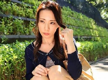 これがペニスに飢えた奥様か!他人棒だろうが膣奥で受け入れて歓喜の大絶叫W痴女人妻中出し水無瀬いずみのエロ動画