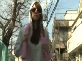 早朝ジョギングの途中にトイレで2人の男に凌辱されるきれいなお姉さん!レイプ3Pのエロ動画