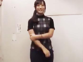 ナンパされてマンションの廊下で服を着たまま即挿入しちゃう淫乱美形お姉さん素人美少女のエロ動画