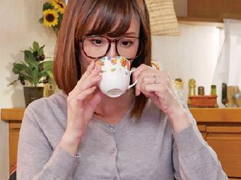 媚薬を飲ませたらその気になって息子に襲いかかる母巨乳人妻近親相姦澤村レイコのエロ動画