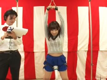 電動マッサージ器固定クイズに失敗したかわいいお姉さんの既にぐしょ濡れのマンコに罰ゲーム挿入！素人痴女のエロ動画