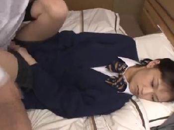 パコ練習のはずがなぜか生ハメ中出しされちゃった女子校生素人美少女のエロ動画