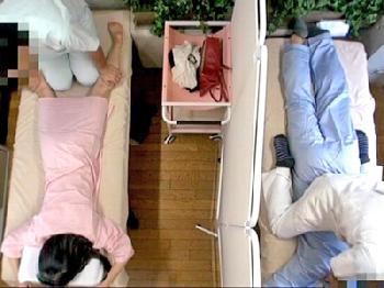 カップル割引が人気の整体院で夫の隣で寝取られる悶絶性感マッサージ巨乳素人人妻のエロ動画