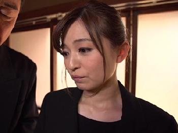 辱めに濡れて極太チンポがねじり込まれると声を押し殺して感じる未亡人人妻パンスト乱交新山沙弥のエロ動画