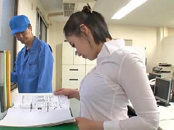 掃除のオジサンがシャツの弾け飛びそうな巨大乳房OLに性的興奮しオフィス交尾巨乳お姉さん顔射のエロ動画