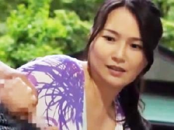 若い子の逞しい肉棒が欲しくなってしまい温泉で密通交尾巨乳人妻熟女盗撮のエロ動画