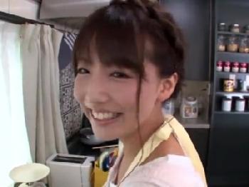 料理中にラブラブしたらフェラチオ抜きしてくれるアツアツ彼女美少女三上悠亜のエロ動画